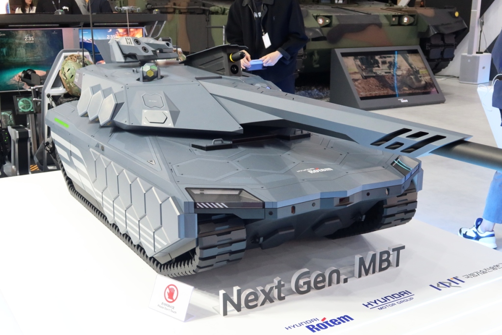 ADEX 2023 - Hyundai Rotem exhibits its NG-MBT concept while it